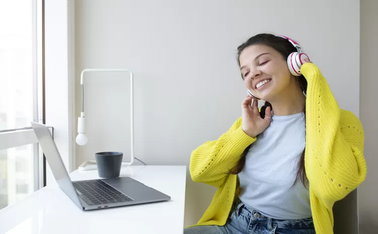 5 Penyebab Telinga Gatal, Salah Satunya Penggunaan Headset | merdeka.com